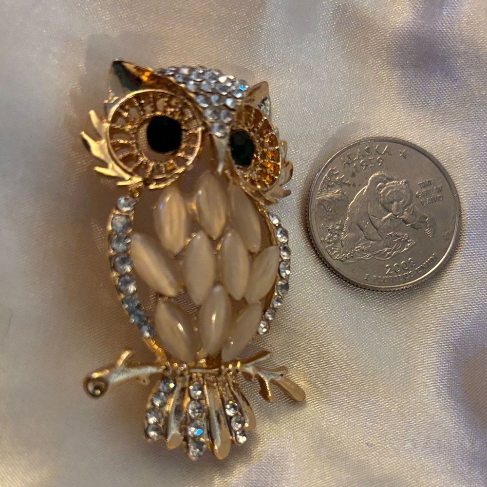 Adorable Gold and Silver Owl Brooch - Picture 2 of 4